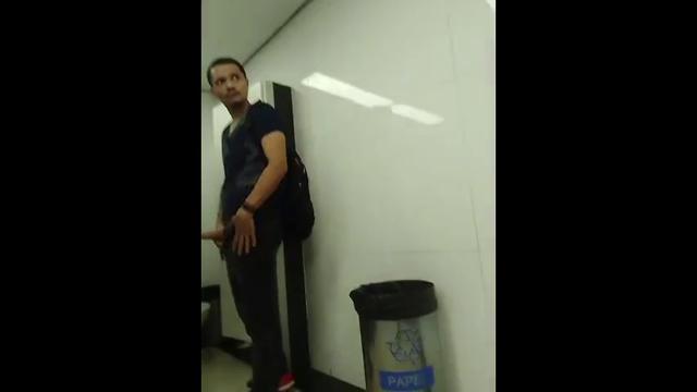 Pau pra toda obra, pauzudos brincando no banheiro público