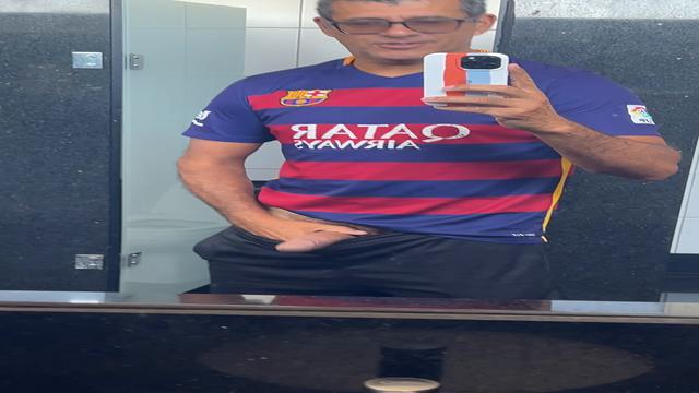 Sozinho no banheiro do shopping