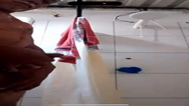 Pedreiro 61 anos batendo punheta no banho até gozar ...