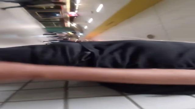 Homem de Pau duro na estação de metrô 