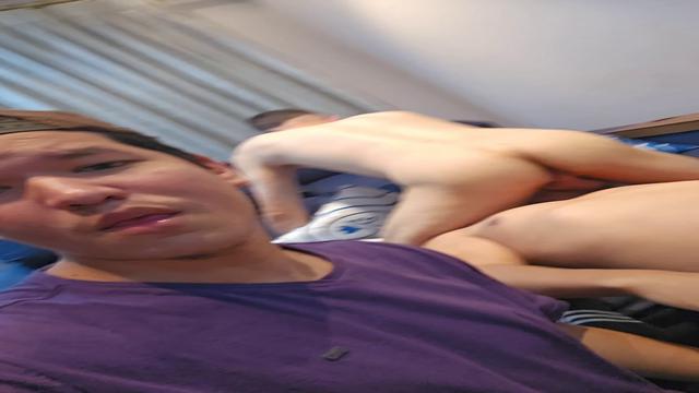 Fui de surpresa na casa do meu primo e vi ele sendo ...