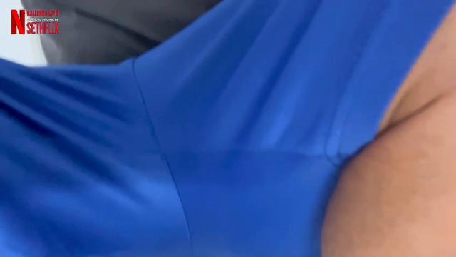 Hetero levando mamada na escada