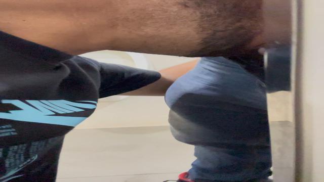 Mamando casado no sigilao no banheiro do mercado 