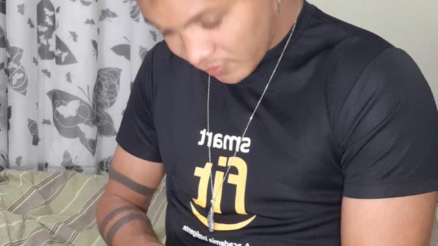 Tava na casa do meu amigo e ele me pegou aprontando ...