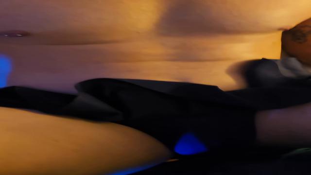 PARTE 1 - Um pedaço da putaria que fiz com o baixinho barbudo. Teve que ficar cheirando poppers pra aguentar minha rola dentro da cuceta dele, esse puto foi guloso chegou na hora teve que usar hehehe ? Meti o dedão do pé no cuzinho desse viadinho do Krl p