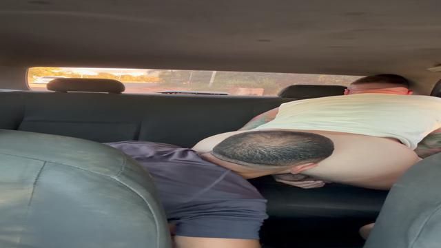 passageiro saindo da praia de nudismo