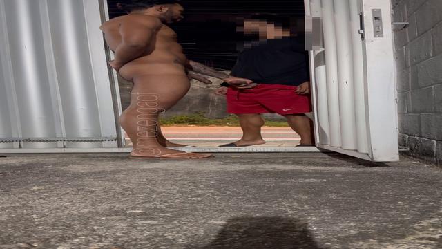 Dando pro estranho na porta de casa