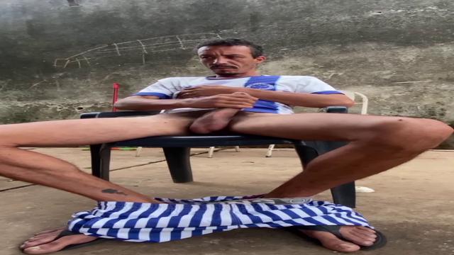 Prévia: Minha sobrinha me pegou no flagra batendo punheta no quintal 