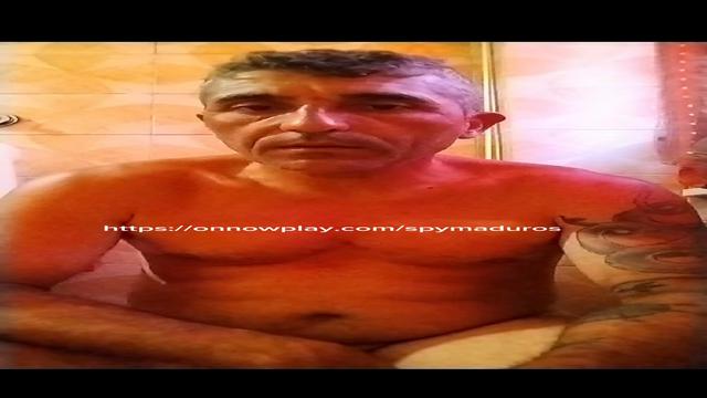 No banheiro de pau duro e grosso!