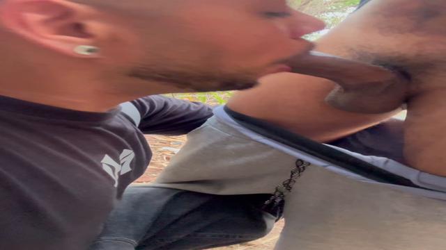 Mamando duas pica no meio do mato e tomando leite 