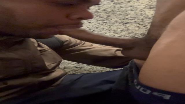 Novinho me colocou pra mamar dentro do banheiro do s...