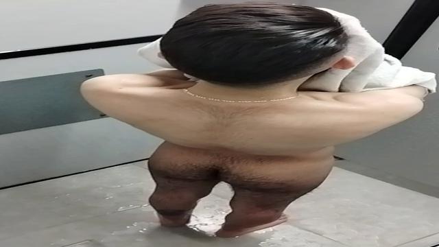 Magrinho bunda peluda no banho