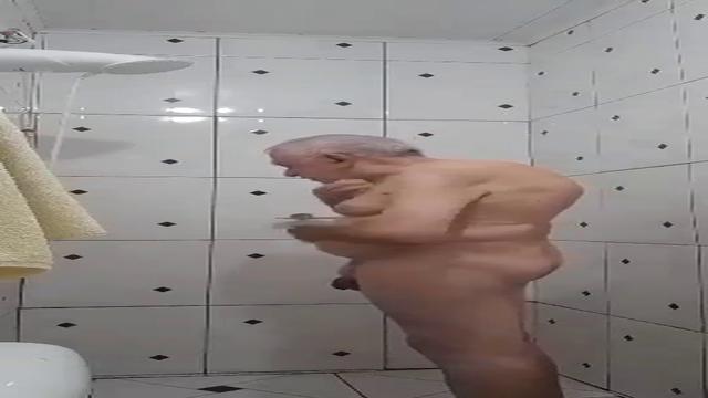 Vovô sanfoneiro 77 anos tomando banho
