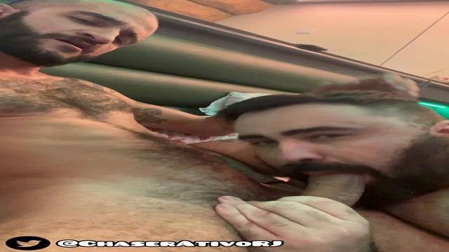 Descansando com os 2 delícias dividindo minha pica