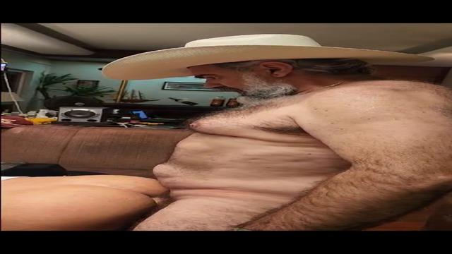 DIVIDINDO A CUCETA DA POTRANCA COM OUTRO MACHO 