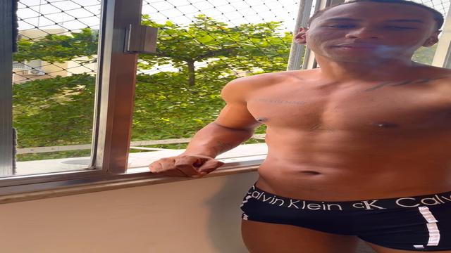 Sempre que fumo um fico cheio de tesao, mamaria esse...