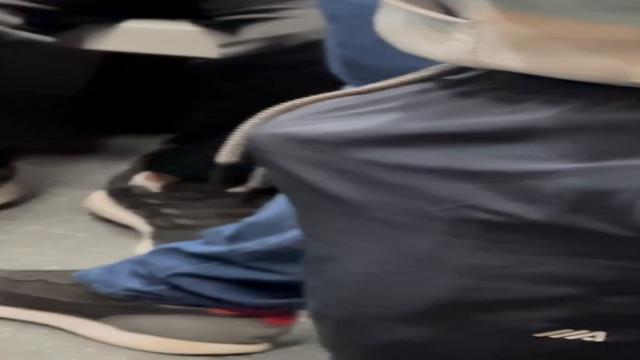 Homem com o pau durão no metrô ?