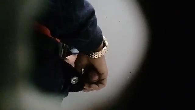 Mijando no banheiro 