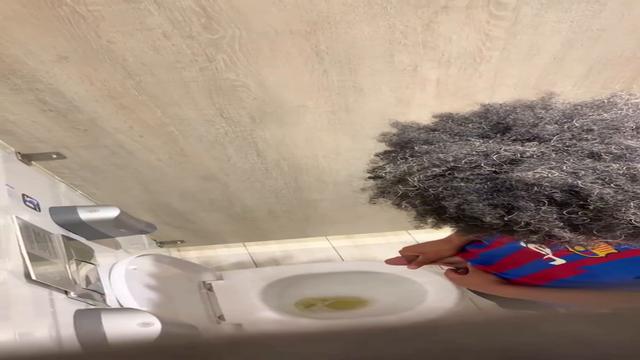 Roludo mijando no banheiro 