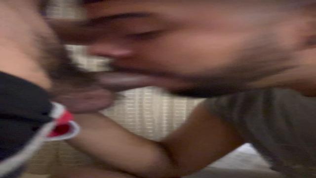 Mamando a pica suada do vizinho 