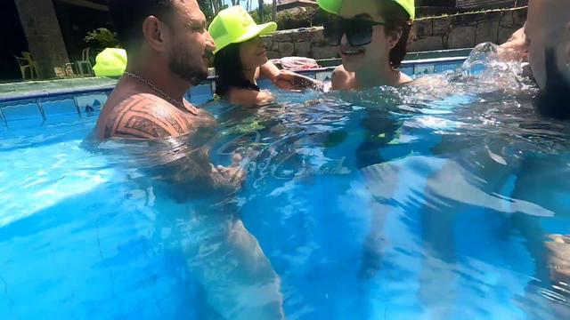 Festinha na piscina p.3