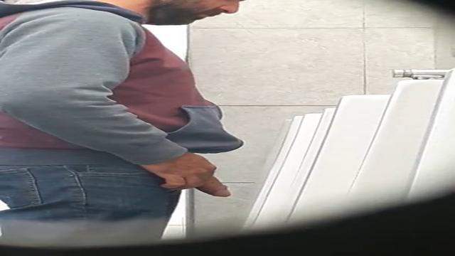 Paizão da rola pentelhudo mijando