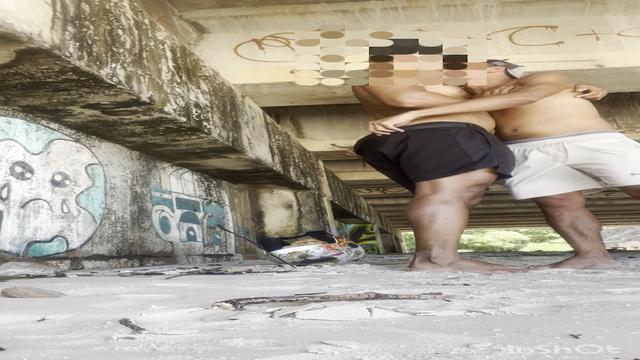 tava passando na praia  e olhei esse cara mijando , ...