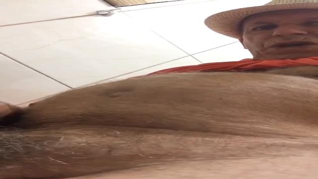 Vovô amigo gravou no banheiro escondido da esposa.