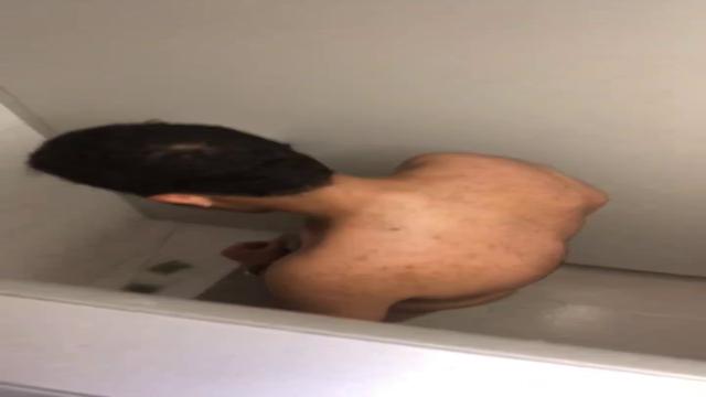 Curtindo uma punheta no banheiro 