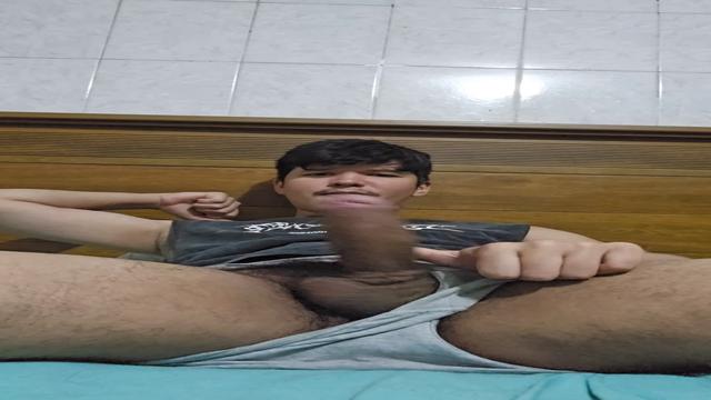 Batendo uma falando putaria e mostrando o cuzinho