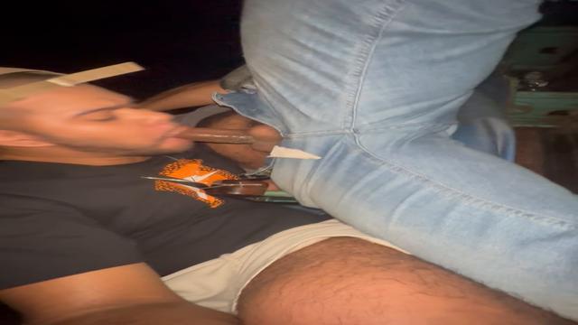 Mamando a pica do casado no cinemao 