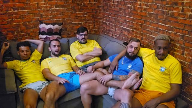 Fui assistir o jogo da seleção com os parceiros e ne...