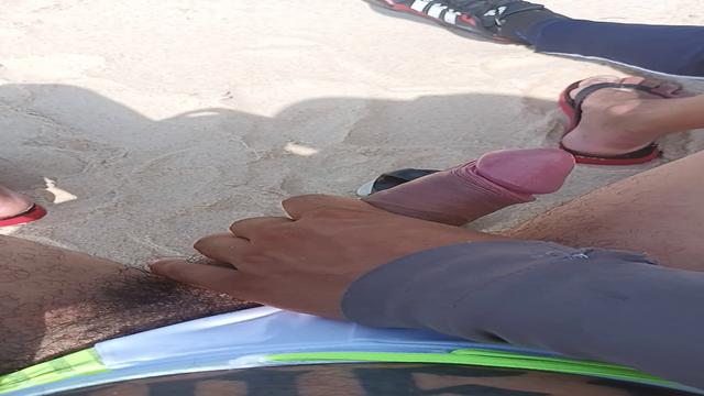 Punhetando na praia com parceiro!!