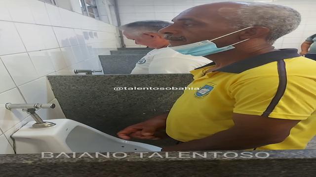 FUI HOJE NUM BANHEIRO TAVA PEGANDO FOGO ?  VÁRIOS CO...