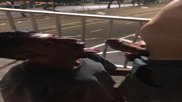 Mamei o roludo no meio da rua