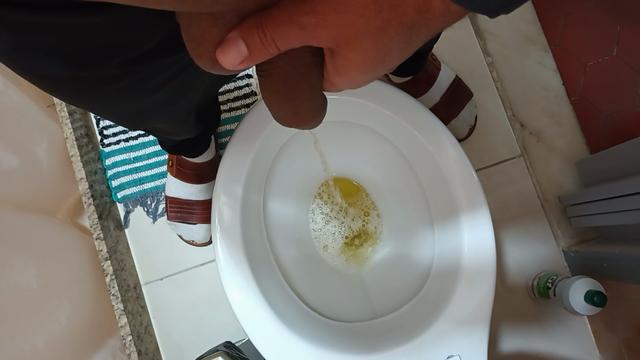 Dando uma mijada. Pode ser em vc se quiser