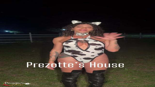 Your Queen thanks you for your presence here and giving you lots of milk as a gift, sign now.