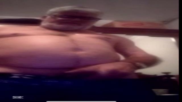 Tem vários vídeos desse papai tudo inédito dando lei...