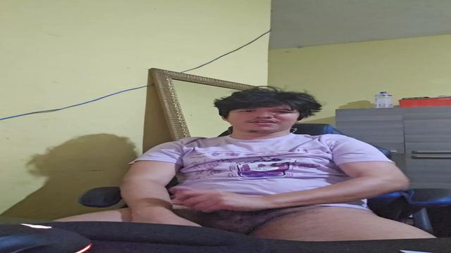 POV: Tu pegou teu primo novinho pelado andando pela ...