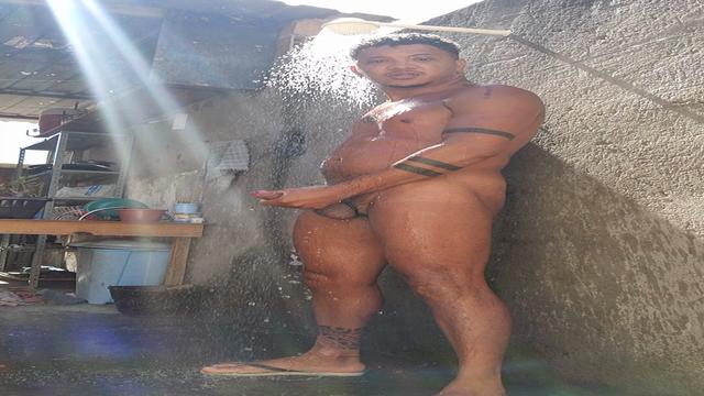 Banho no quintal de casa na Bahia 