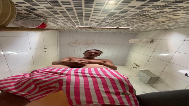 Adoro a adrenalina de exibir meu pau no sala com a e...