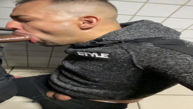 ENQUANTO EU ESPERA LÁ FORA, MEU NAMORADO MAMAVA O NE...