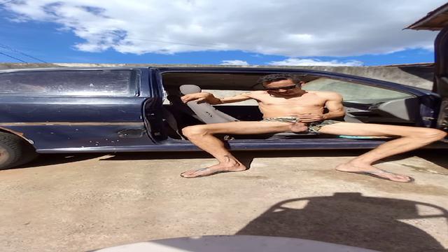 Punheta gostosa no carro.
