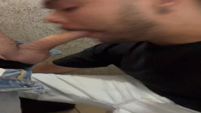 Mamando no banheiro do marcado