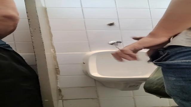 Mamando rolas no banheirao 