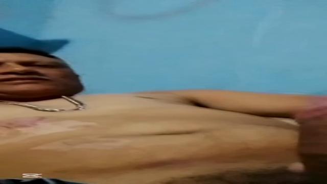 Coroa baiano cara de safado gostoso dando leitinho primeira vez dele aqui 