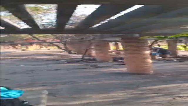 Na praça abandonadaa 