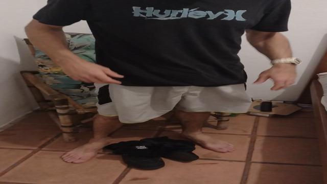 Tirando o tênis e batendo uma 