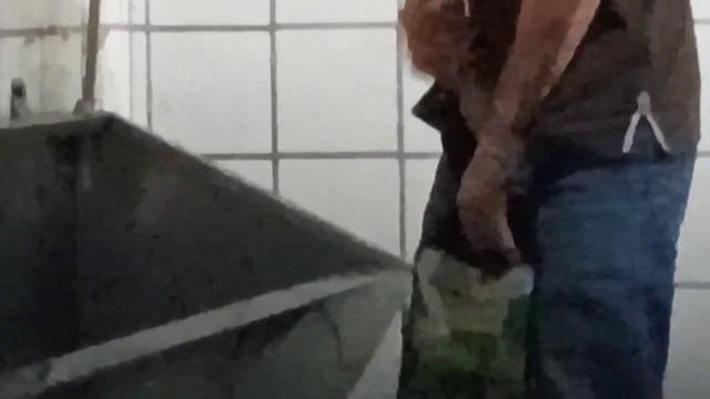 Safado com tesão querendo uma mamada no banheiro 