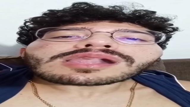 Brincadeira com o próprio leitinho 